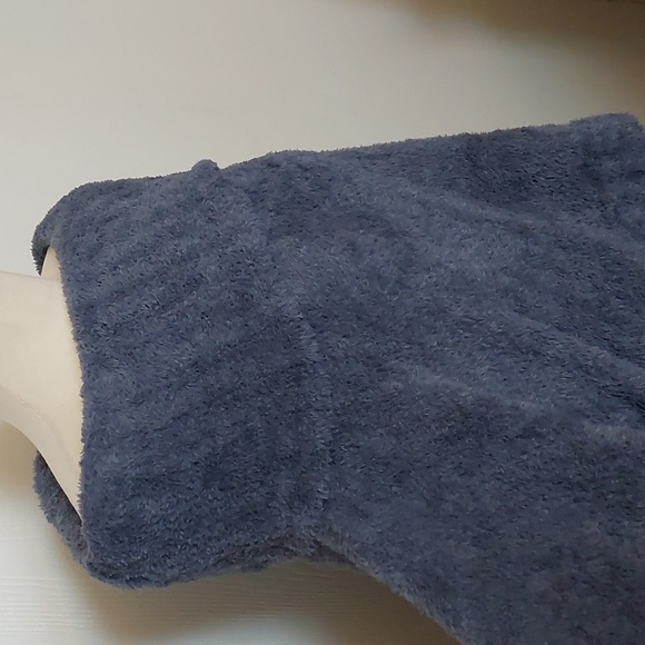 Sweaters. - Picture 3 of 4